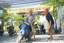 Chung cư Thanh Hà: Người dân "nháo nhào" đi xin nước, người thì bỏ nhà về quê