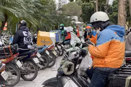 Shipper chạy không kịp ăn những ngày cận Tết