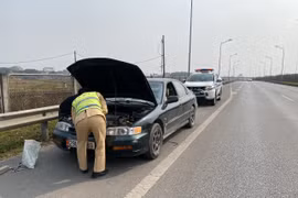 Hỏng xe trên cao tốc, tài xế được Cảnh sát giao thông cứu trợ