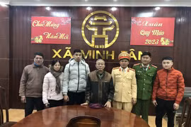 Cảnh sát giao thông đưa cụ ông đi lạc trên cao tốc về nhà