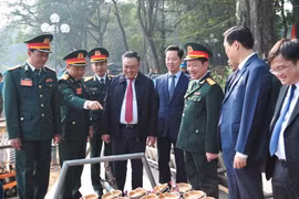 Chủ tịch UBND TP Hà Nội kiểm tra trận địa pháo hoa phục vụ nhân dân đêm Giao thừa