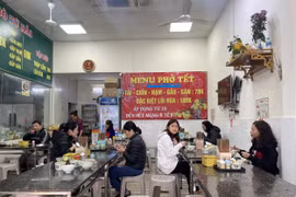 Ngày 30 Tết Quý Mão: Các cửa hàng ăn uống, dịch vụ rửa xe tăng giá phi mã