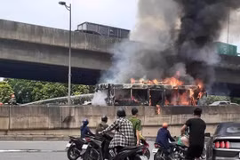 Hà Nội: Xe buýt bốc cháy lớn khi đang lên dốc Vành đai 3