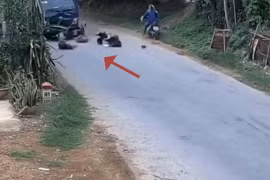 Lấn làn cực nguy hiểm, 2 người đi xe máy đâm trực diện vào xe tải