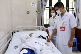 Tham gia BHYT: Bác sĩ và bệnh nhân vơi bớt nỗi lo