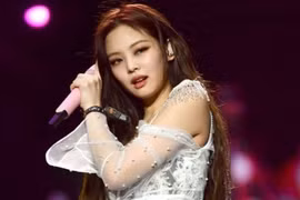 Sana (TWICE) gục ngã ngay trên sân khấu