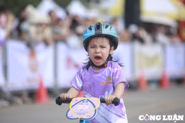Ngộ nghĩnh những tay đua nhí “vừa đi, vừa khóc” tại giải đua xe thăng bằng Ander Saro Cup 2023