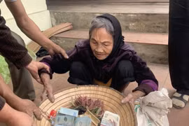 Xúc động đằng sau câu chuyện phát hiện bọc tiền của cụ bà U90 để quên
