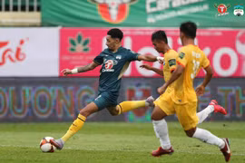 Hàng công kém duyên, Hoàng Anh Gia Lai chia điểm với Khánh Hòa