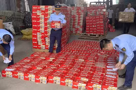 Tạm giữ hàng nghìn hộp bánh Trung Quốc không giấy tờ tại một quận của Hà Nội