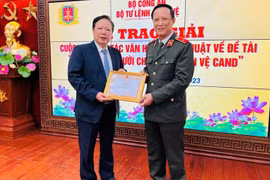 Phó Tổng biên tập Báo Xây dựng Tào Khánh Hưng đạt giải sáng tác về hình tượng người chiến sĩ Cảnh vệ CAND