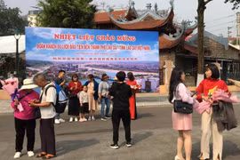 Đón đoàn khách du lịch Trung Quốc đầu tiên qua cửa khẩu quốc tế Lào Cai