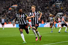 Arsenal thua Newcastle bởi bàn thắng gây tranh cãi