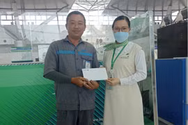 Nhân viên sân bay Cần Thơ trả lại vali một tỷ đồng cho hành khách bỏ quên