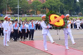 Đoàn đại biểu trẻ em tiêu biểu toàn quốc vào Lăng viếng Chủ tịch Hồ Chí Minh