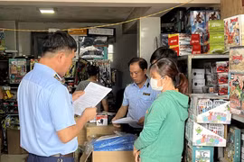 Trước thời ngày Quốc tế Thiếu nhi (1/6), Hà Nội thu giữ gần 2.000 sản phẩm đồ chơi trẻ em nhập lậu