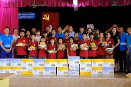 Người làm báo Nghệ An trao quà đến các em nhỏ khuyết tật