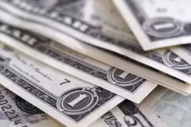 Tỷ giá “bổ nhào”, USD trên thị trường ngân hàng cao hơn chợ đen