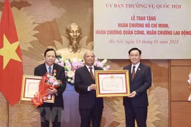 Trao huân chương tặng một số vị lãnh đạo, nguyên lãnh đạo Quốc hội