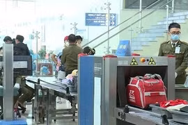 Không xách hộ hàng hóa cho người lạ tại sân bay, bến tàu, bến xe..