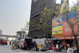 Muôn kiểu lấn chiếm vỉa hè, lòng đường ở Hà Nội
