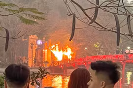 Hà Nội: Cháy ở lối vào cầu Thê Húc