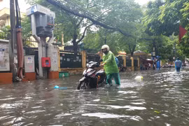 Mưa lớn, nhiều tuyến đường ở Hà Nội lại chìm trong "biển nước"