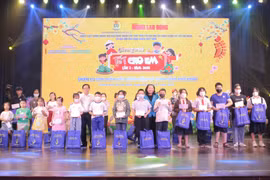 Trao quà Tết cho 300 thiếu nhi có hoàn cảnh khó khăn