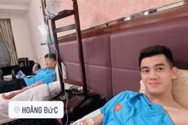 Tiến Linh, Hoàng Đức phải truyền dịch khi về đến Hà Nội