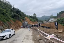 Va chạm liên hoàn giữa 4 phương tiện, quốc lộ 6 ùn tắc