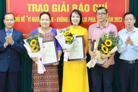 Bắc Giang: Trao giải báo chí chủ đề “Vì người nghèo - Không để ai bị bỏ lại phía sau”