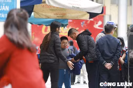 Phụ huynh hối hả đến đón con về sớm sau vụ cháy tại Trường Tiểu học Yên Hòa (Hà Nội)
