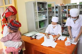 Tăng phụ cấp ưu đãi theo nghề đối với viên chức y tế dự phòng, y tế cơ sở lên 100%