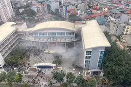 Hà Nội: Cháy dữ dội tại trường Tiểu học Yên Hòa