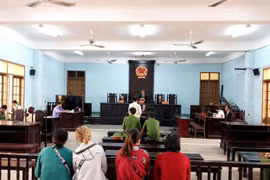 16 năm tù cho người cha đồi bại hiếp dâm con gái ruột