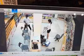 Thanh niên mang súng đến cửa hàng Thế giới di động cướp điện thoại