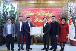 Đồng chí Lê Quốc Minh thăm và chúc Tết cán bộ, chiến sĩ Sư đoàn 325, Quân đoàn 2