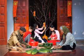 Phỏng dựng Tết Việt truyền thống ở phố cổ Hà Nội