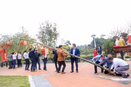 Dựng cây nêu 54 đốt, tượng trưng 54 dân tộc tại Làng Văn hóa