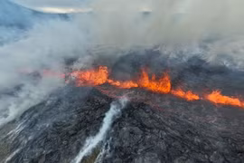 Núi lửa phun trào gần thủ đô của Iceland