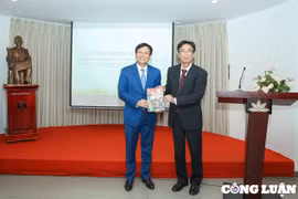 Bảo tàng Báo chí Việt Nam tiếp nhận hiện vật quý từ giáo sư Shunsuke Murakami - Nhật Bản