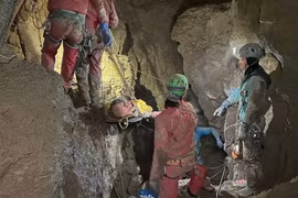 Nhà thám hiểm Mỹ bị mắc kẹt dưới hang sâu được giải cứu thành công