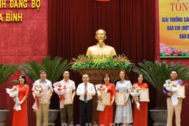 Hòa Bình trao giải cuộc thi về “Học tập và làm theo tư tưởng, đạo đức, phong cách Hồ Chí Minh”