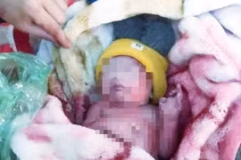 Đăk Lăk: Một bé trai còn nguyên dây rốn bị bỏ rơi ven đường