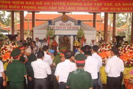 Dâng hương tưởng niệm Bác Hồ nhân ngày Tết Độc lập