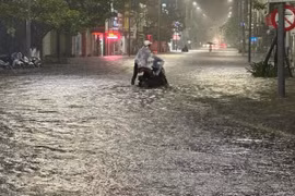 Đường phố thành phố Huế biến thành "sông", người dân bì bõm trong "biển" nước