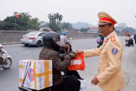Phòng CSGT Công an tỉnh Ninh Bình hỗ trợ người dân về quê đón tết