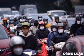 Người dân rời Thủ đô về quê ăn Tết, nhiều tuyến đường ùn tắc