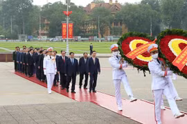 Lãnh đạo Đảng, Nhà nước vào Lăng viếng Chủ tịch Hồ Chí Minh, dâng hương tưởng niệm các Anh hùng liệt sĩ
