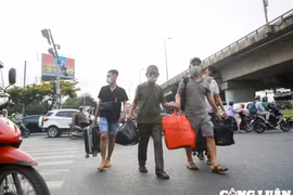 Hà Nội: Người dân lỉnh khỉnh đồ đạc đổ ra bến xe khách để về quê nghỉ lễ